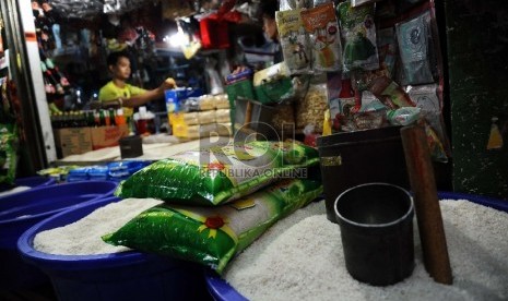 Suasana aktifitas pedagang Sembako di pasar Tradisonal, Tebet, Jakarta, Selatan, Jumat (26/6).