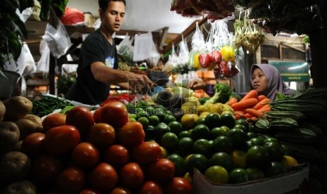 Suasana aktifitas pedagang Sembako di pasar Tradisonal, Tebet, Jakarta, Selatan, Jumat (26/6).