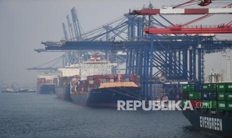 Suasana aktivitas bongkar muat di Pelabuhan Tanjung Priok, Jakarta (ilustrasi). Kemenhub menggelar vaksinasi Covid-19 secara gratis di Pelabuhan Tanjung Priok.