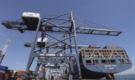 Suasana aktivitas bongkar muat kapal petikemas CMA-CGM Titus di JICT Pelabuhan Tanjung Priok, Jakarta, Minggu (9/4).