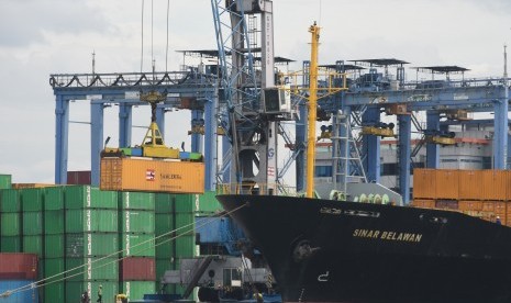 Suasana aktivitas bongkar muat peti kemas di Pelabuhan Tanjung Priok, Jakarta, Selasa (1/1/2019). 