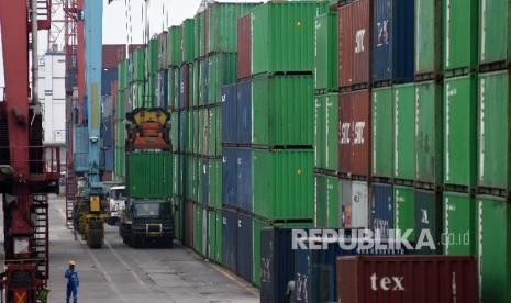 Suasana aktivitas bongkar muat peti kemas di Pelabuhan Tanjung Priok, Jakarta, Rabu (15/5/2019). Badan Pusat Statistik mencatat nilai ekspor pada April 2019 sebesar 12,6 miliar dolar AS atau turun 13,1 persen year on year dibandingkan April 2018 senilai 14,49 miliar dolar AS. 