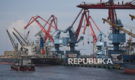 Suasana aktivitas di Pelabuhan Tanjung Priok, Jakarta, Ahad (15/11/2020). Kementerian Perdagangan menyatakan Kerja Sama Ekonomi Komprehensif Regional atau Regional Comprehensive Economic Partnership (RCEP) yang ditandatangani pada (15/11/2020) diharapkan meningkatkan ekspor Indonesia ke dunia sebesar 7,2 persen. 