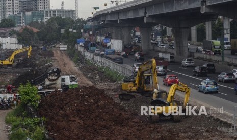 Suasana aktivitas di proyek kereta cepat (High Speed Railway) Jakarta-Bandung di Bekasi, Jawa Barat, Sabtu (29/2/2020).(Antara/Fakhri Hermansyah)