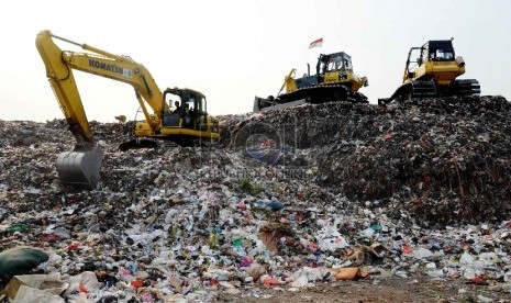  Suasana aktivitas di Tempat Pengolahan Sampah Terpadu (TPST) Bantar gebang, Kota Bekasi, Rabu (4/11).  (Republika/Yasin Habibi)