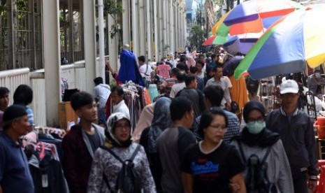 Suasana aktivitas jual beli di lapak pedagang kaki lima di Tanah Abang, Jakarta.