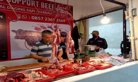 (ILUSTRASI) Penjual daging sapi di pasar wilayah Kota Sukabumi, Jawa Barat.