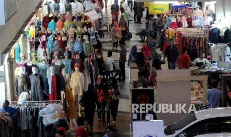 Pelaku UKM di Pusat Perbelanjaan Tanah Abang, Jakarta, Senin (18/1). 