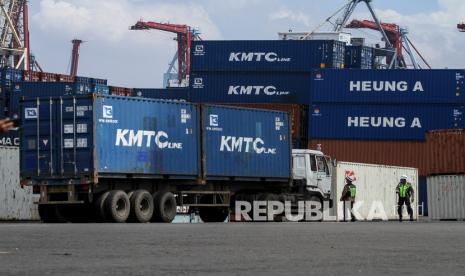 Suasana aktivitas kendaraan peti kemas di Pelabuhan Tanjung Priok, Jakarta Utara. Pungutan liar (pungli) saat ini tengah menjadi sorotan di PT Jakarta International Container Terminal (JICT). Kementerian Perhubungan (Kemenhub) menegaskan komitmennya untuk memberantas aksi pungli di pelabuhan. 