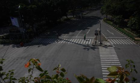 Suasana aktivitas lalu lintas yang lengang di kawasan Pancoran, Jakarta, akibat PPKM Darurat. erpanjangan  PPKM membuat pengusaha meminta agar pemerintah memberi kelonggaran ke sejumlah sektor dengan tujuan agar roda ekonomi terus berputar.