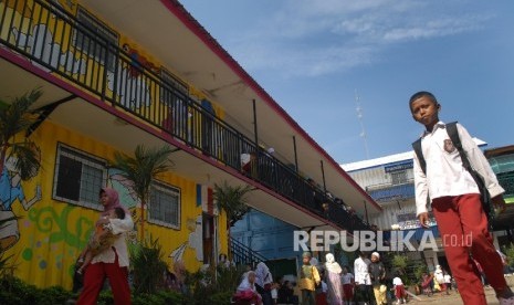 suasana aktivitas murid Sekolah masjid terminal (Master) Depok, Jawa Barat, Selasa (16/7). 