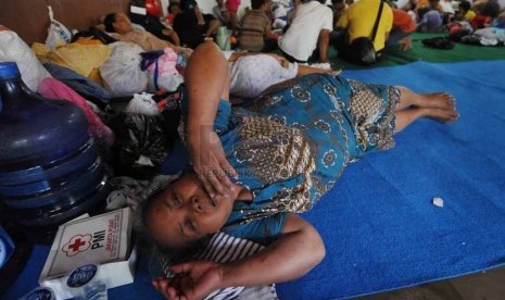 Suasana Aktivitas para warga korban kebakaran yang mengungsi di gedung serba guna Rumah Susun Tanah Abang, Jakarta Pusat, Senin (22/9). (Republika/Rakhmawaty La'lang )