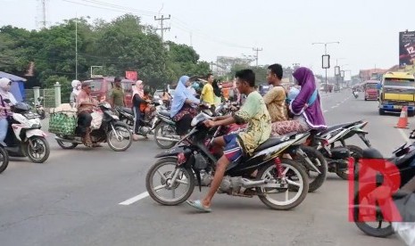 Suasana aktivitas 'pasar tumpah' di kawasan kabupaten Cirebon (ilustrasi).