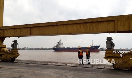 Suasana aktivitas pelabuhan Boom Baru yang terletak di tepi sungai Musi , Selasa (18/12).