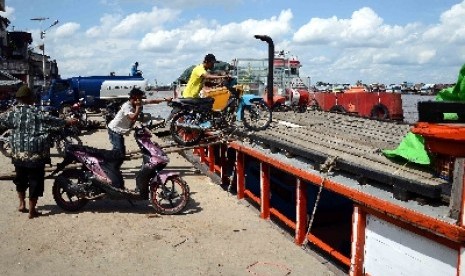  Suasana aktivitas pelabuhan tua di pinggiran Sungai Kapuas, Pontianak, kalimantan Barat.