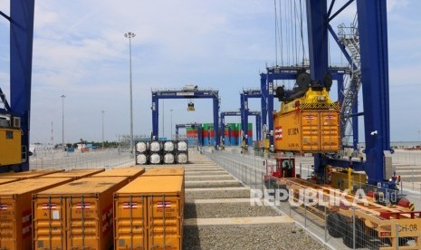 Suasana aktivitas pemindahan petikemas untuk dimuat ke dermaga, pada uji coba pengoperasian perdana Kuala Tanjung Multipurpose Terminal (KTMT) di Batu Bara, Sumatera Utara pada 27 November 2018 lalu. 