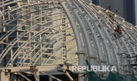 Suasana aktivitas pengerjaan proyek pembangunan Light Rail Transit (LRT) Jabodebek di ruas Jalan Rasuna Said, Jakarta, Kamis (14/5/2020). PT Adhi Karya (Persero) Tbk. menyatakan akan memprioritaskan pengerjaan proyek infrastruktur berlabel proyek strategis nasional (PSN) di tengah pandemi COVID-19 yang telah memberikan gangguan signifikan pada sektor konstruksi, salah satunya proyek LRT Jabodebek yang ditargetkan selesai pada 30 Juni 2021. 