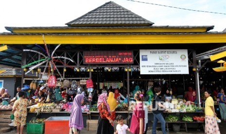 Suasana aktivitas pengunjung Pasar Kenanga di Pontianak, Kalimantan Barat, Sabtu (22/7). Akademisi Universitas Tanjungpura (Untan) Pontianak, Eddy Suratman, menilai dana tak terduga daerah yang berada di APBD bisa bermanfaat untuk membantu mengendalikan dan menekan laju inflasi.