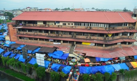 Suasana aktivitas transaksi jual beli di lapak dagangan darurat yang dibangun pedagang di lahan parkir Pasar Badung, Denpasar, Bali, Rabu (6/4).