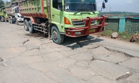 Suasana aktivitas truk tambang ilustrasi. Pelaksana tugas (Plt) Bupati Bogor, Iwan Setiawan menyebutkan bahwa jalan tol khusus truk tambang sepanjang 13 kilometer yang menghubungkan Rumpin-Parungpanjang, Kabupaten Bogor, batal dibangun tahun ini.