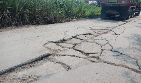 Suasana aktivitas truk tambang di Rumpin, Kabupaten Bogor, Jawa Barat, Jumat (8/2/2019) pagi WIB.