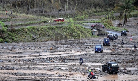 Suasana aliran Kali Sembong seusai diterjang aliran lahar dingin, Gunung Kelud di kawasan desa Pandansari, Kec. Ngantang Kabupaten Malang, Jawa Timur, Rabu (19/2).