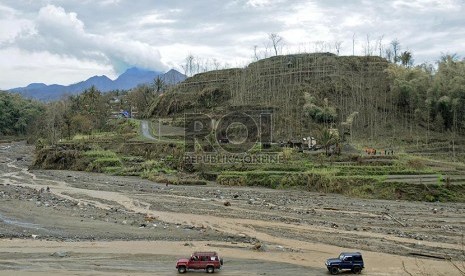 Suasana aliran Kali Sembong seusai diterjang aliran lahar dingin, Gunung Kelud di kawasan desa Pandansari, Kec. Ngantang Kabupaten Malang, Jawa Timur, Rabu (19/2).