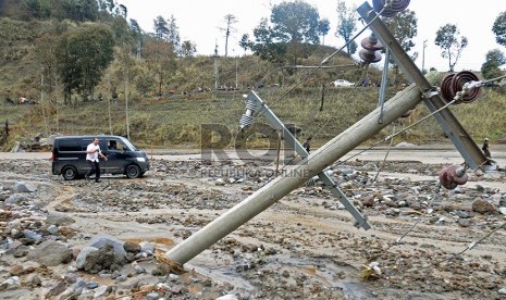 Suasana aliran Kali Sembong seusai diterjang aliran lahar dingin, Gunung Kelud di kawasan desa Pandansari, Kec. Ngantang Kabupaten Malang, Jawa Timur, Rabu (19/2).