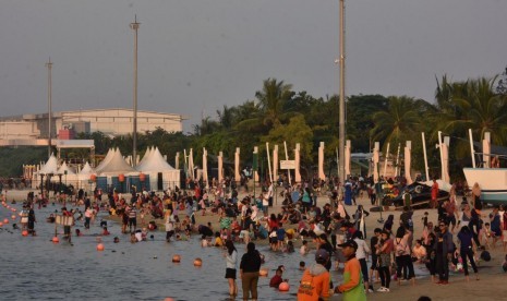 Suasana Ancol yang dipadati pengunjung, Rabu (17/4). 