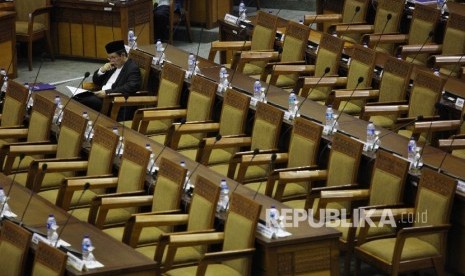 Suasana anggota DPR saat mengikuti rapat paripurna ke 27 dengan agenda mendengarkan keterangan pemerintah mengenai pokok-pokok pembicaraan pendahuluan RAPBN tahun anggaran 2017 di Kompleks Parlemen, Jakarta, Jumat (20/5). (Republika/Rakhmawaty La'lang)