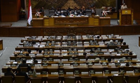 Suasana anggota DPR yang tengah mengikuti Sidang Paripurna Ke-33 di Gedung Nusantara II, Kompleks Parlemen, Jakarta, Selasa (23/6).