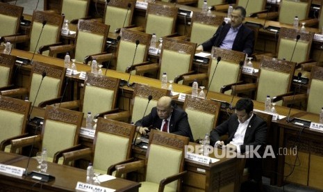 Suasana anggota parlemen saat mengikuti paripurna ke-16 pembukaan masa sidang tahun 2016-2017 di Kompleks Parlemen , Senayan, Jakarta, Selasa (10/1).