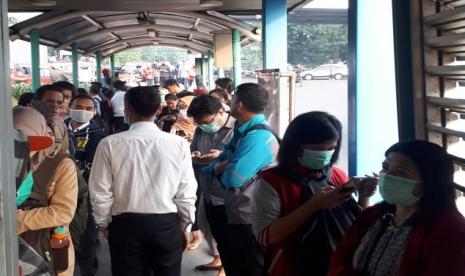 Suasana antrean di salah satu halte Transjakarta pada Senin (16/3). (ilustrasi)