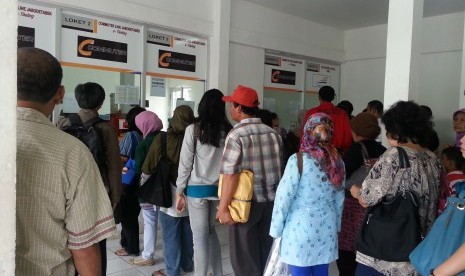 Suasana Antrean di Stasiun Bekasi