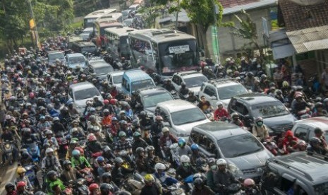 Suasana antrean kendaraan yang melintasi jalur Nagrek, Kabupaten Bandung, Jawa Barat, Sabtu (8/6/2019). Pada H+3 lebaran 2019 volume kendaraan arus balik yang melintasi jalur selatan Jawa Barat tepatnya di Nagrek menuju Bandung-Jakarta dan arah sebaliknya terpantau padat. 