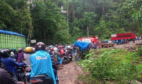 Suasana antrean panjang di jalan poros kawasan Cagar Alam Karaengta pascabongkahan batu besar menimpa dan menutupi badan jalan di jalan poros Karengta - Camba, Kabupaten Maros, Minggu (21/4/2024). 