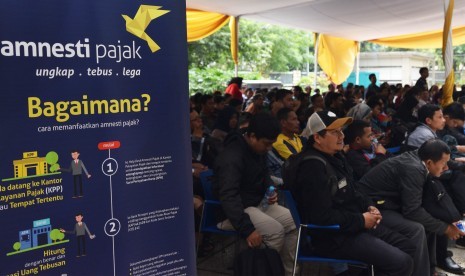 Suasana antrean pembayaran Tax Amnesty hari terakhir Petugas di Kantor Direktorat Pusat Jendral Pajak, Jakarta, Jum'at (31/3).