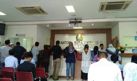  Suasana antrean pengurus paspor di Kantor Imigrasi Depok.