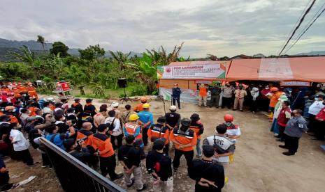  Badan Penanggulangan Bencana Daerah (BPBD) Kota Sukabumi berupaya memperkuat upaya pengurangan risiko bencana. Caranya dengan menggandeng relawan yang tergabung dalam Forum Pengurangan Risiko Bencana (FPRB).  Hal tersebut diwujudkan dalam silahturahmi di bumi perkemahan Bumi Mandiri Center (BMC), Kecamatan Kadudampit, Kabupaten Sukabumi, Ahad (29/5/2022) lalu.   Tampak suasana apel penutupan pos lapangan darurat bencana di Kelurahan Jayaraksa, Kecamatan Baros, Kota Sukabumi, Kamis (3/3/2022) (ilustrasi)