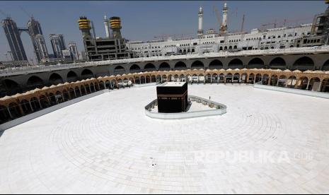 Suasana area tawaf yang lengang di Masjidil Haram setelah Kerajaan Arab Saudi sebagai Pelayan Dua Kota Suci menghentikan sementara ibadah umrah, Jumat (6/3). 