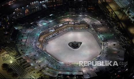 Suasana area tawaf yang lengang di Masjidil Haram setelah Kerajaan Arab Saudi sebagai Pelayan Dua Kota Suci menghentikan sementara ibadah umrah, Jumat (6/3). 