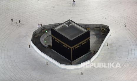 Untuk Sementara, Travel Diminta tak Buka Pendaftaran Umroh. Foto: Suasana area tawaf yang lengang di Masjidil Haram setelah Kerajaan Arab Saudi sebagai Pelayan Dua Kota Suci menghentikan sementara ibadah umrah, Jumat (6/3). 