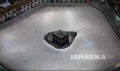 Saudi Larang Shalat di Pelataran Dua Masjid Suci. Suasana area tawaf yang lengang di Masjid al-Haram setelah Kerajaan Arab Saudi sebagai Pelayan Dua Kota Suci menghentikan sementara ibadah umrah, Jumat (6/3). (Yasser Bakhsh/Reuters)