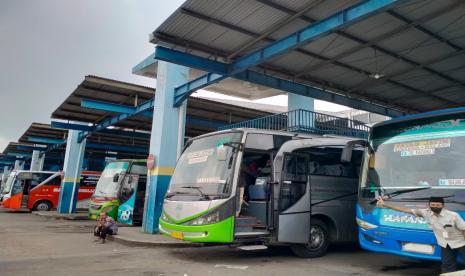 Suasana arus balik di Terminal Arjosari, Kota Malang, Jumat (6/5/2022). Jumlah pengguna bus di Terminal Arjosari pada masa arus balik diprediksi akan terus meningkat hingga 8 Mei 2022.