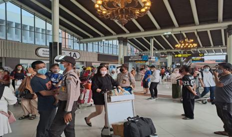 Suasana arus balik Lebaran 2022 di Terminal 1 Bandara Soekarno-Hatta, Tangerang, Banten (ilustrasi).