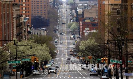 Suasana arus lalu lintas di Amsterdam Avenue, New York, Amerika Serikat, Ahad (5/4). Pemerintah Amerika Serikat (AS) mulai mengucurkan dana pekan ini kepada warga yang menganggur karena penyebaran virus corona, Selasa (7/4).