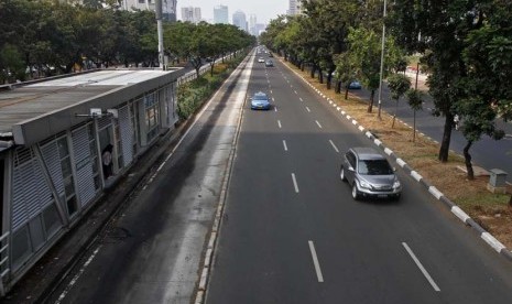  Suasana arus lalu lintas di jalan Jenderal Sudirman, Jakarta Selatan, Kamis, (23/8). (Adhi Wicaksono)