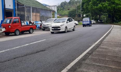 Suasana arus lalu lintas di Jalur Gentong, Kabupaten Tasikmalaya, Kamis (29/10). 