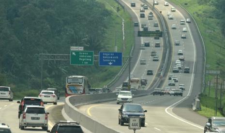 Suasana arus lalu lintas di KM 444 tol Semarang- Solo, di Tuntang, Kabupaten Semarang terpantau ramai lancar dua arah, pada H+2 Lebaran 1444 Hijriyah, Senin (24/4) siang.