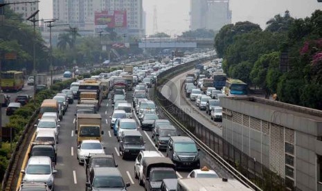 Suasana arus lalu lintas yang padat merayap di ruas jalan M.T Haryono, Jakarta Timur, Kamis (4/9).(Republika/Raisan Al Farisi)